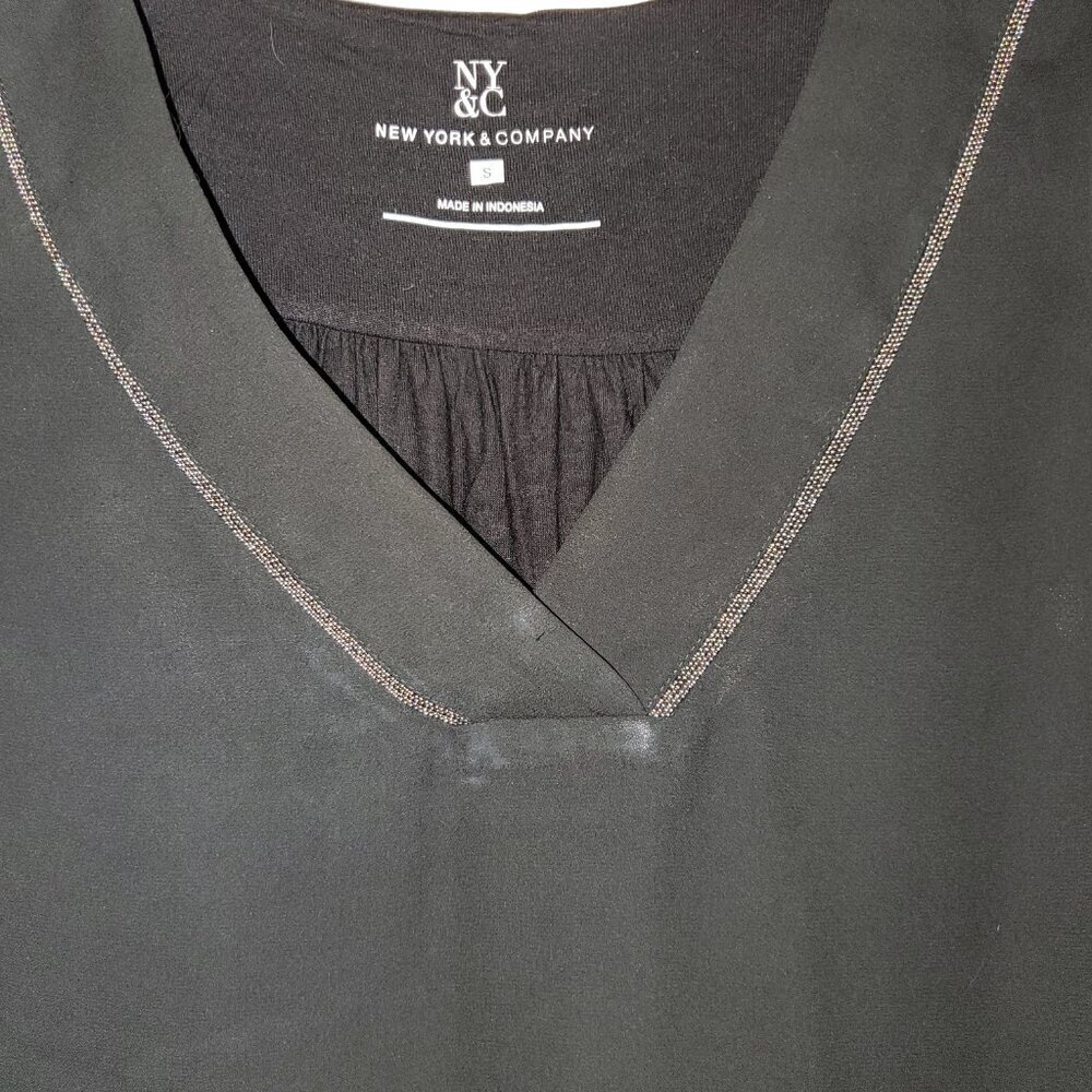 New York & Company Small Black V-Neck Sleeveless Blouse with Chain Trim - Picture 5 of 10